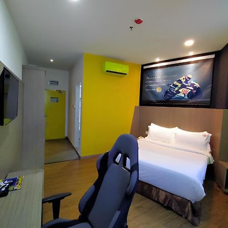 Hype Motorsport Hotel Nilai Buitenkant foto