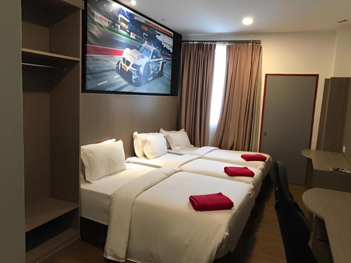 Hype Motorsport Hotel Nilai Buitenkant foto