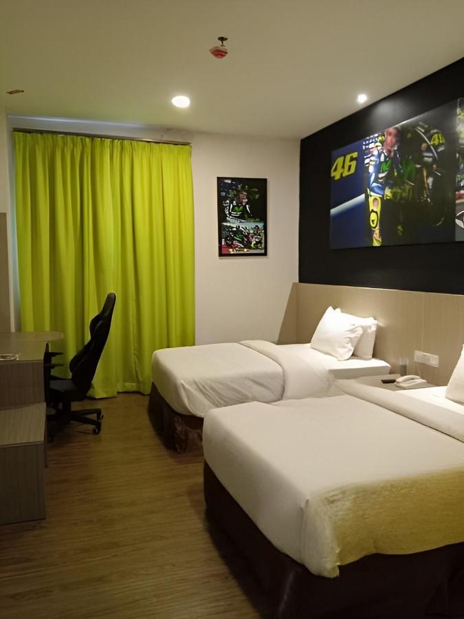 Hype Motorsport Hotel Nilai Buitenkant foto
