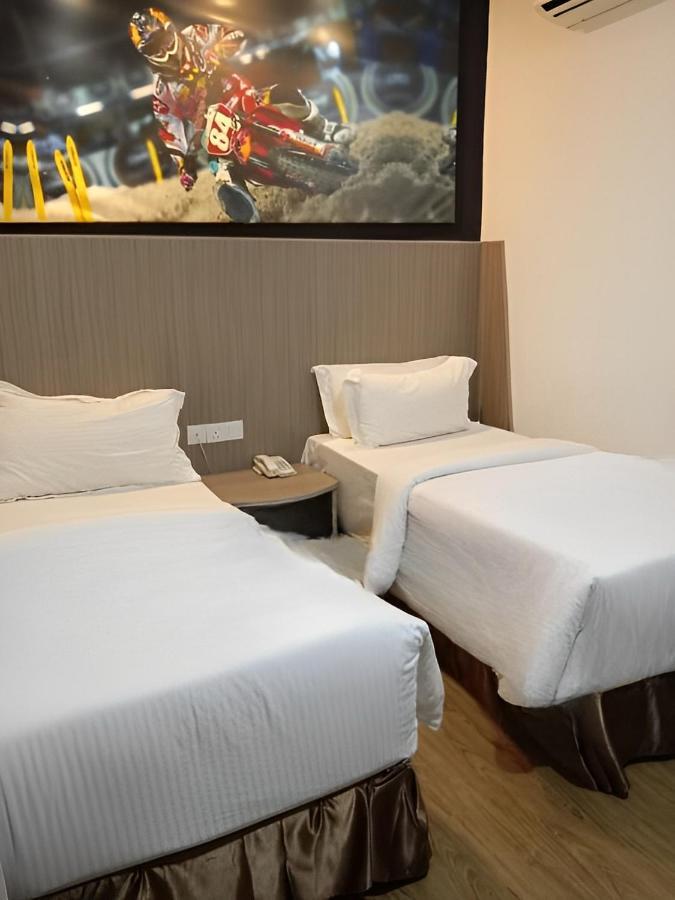 Hype Motorsport Hotel Nilai Buitenkant foto