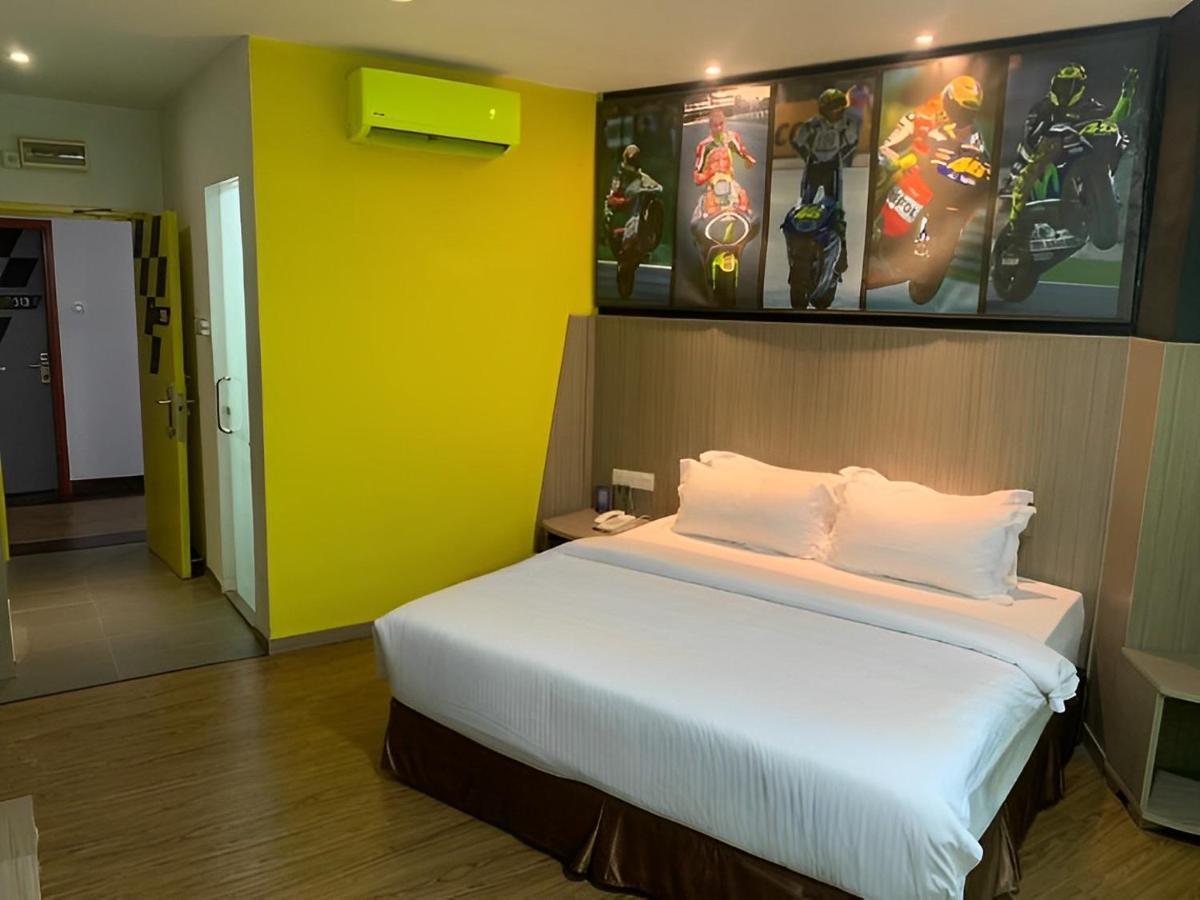 Hype Motorsport Hotel Nilai Buitenkant foto