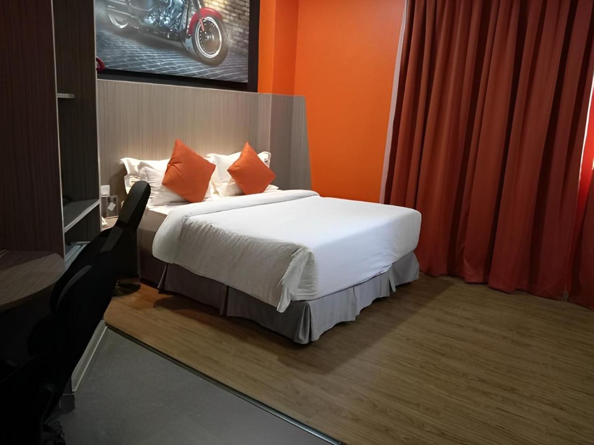 Hype Motorsport Hotel Nilai Buitenkant foto