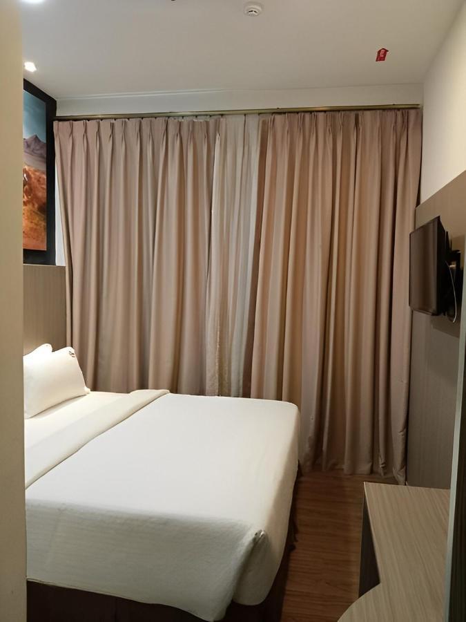 Hype Motorsport Hotel Nilai Buitenkant foto