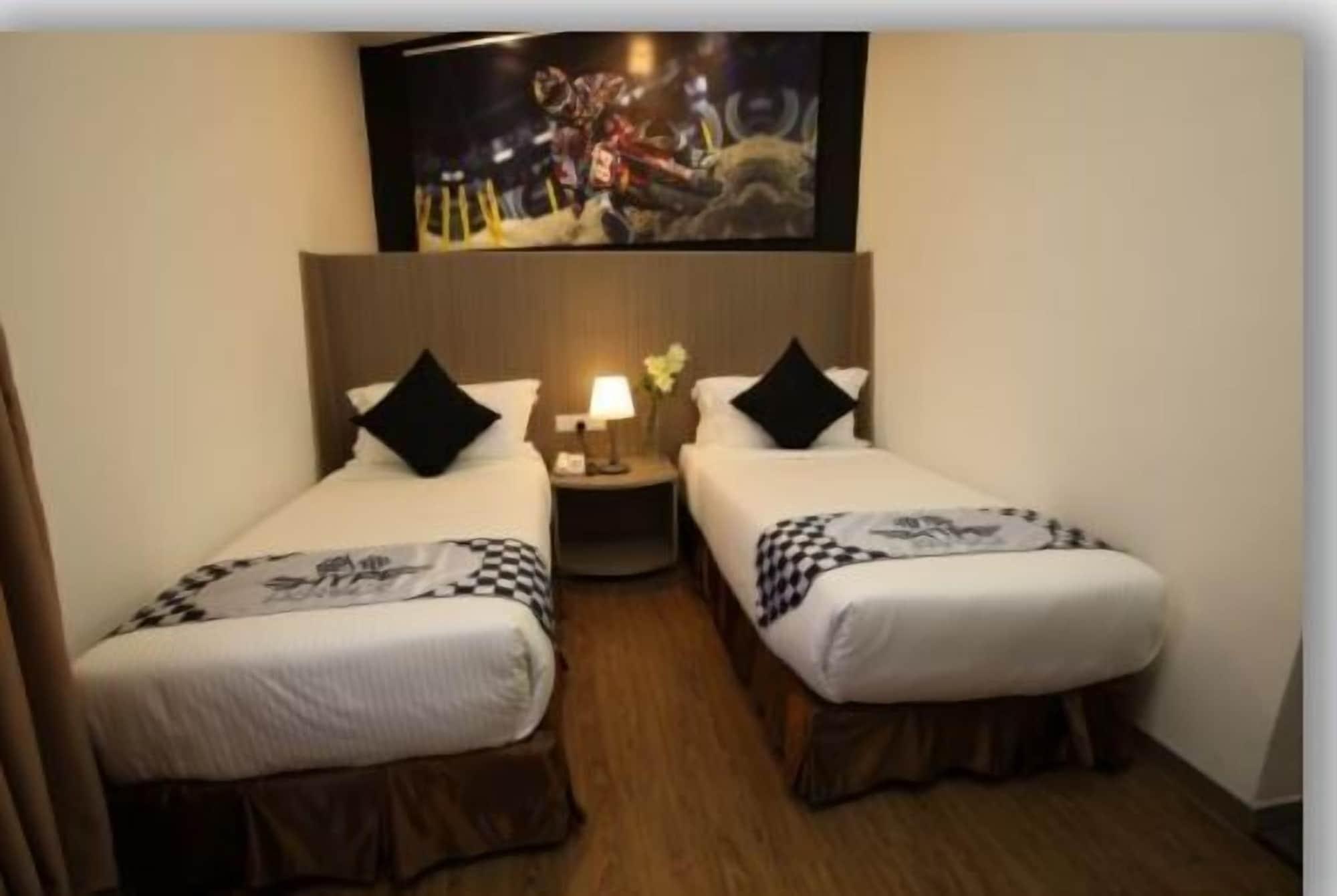 Hype Motorsport Hotel Nilai Buitenkant foto