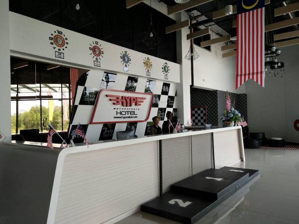 Hype Motorsport Hotel Nilai Buitenkant foto