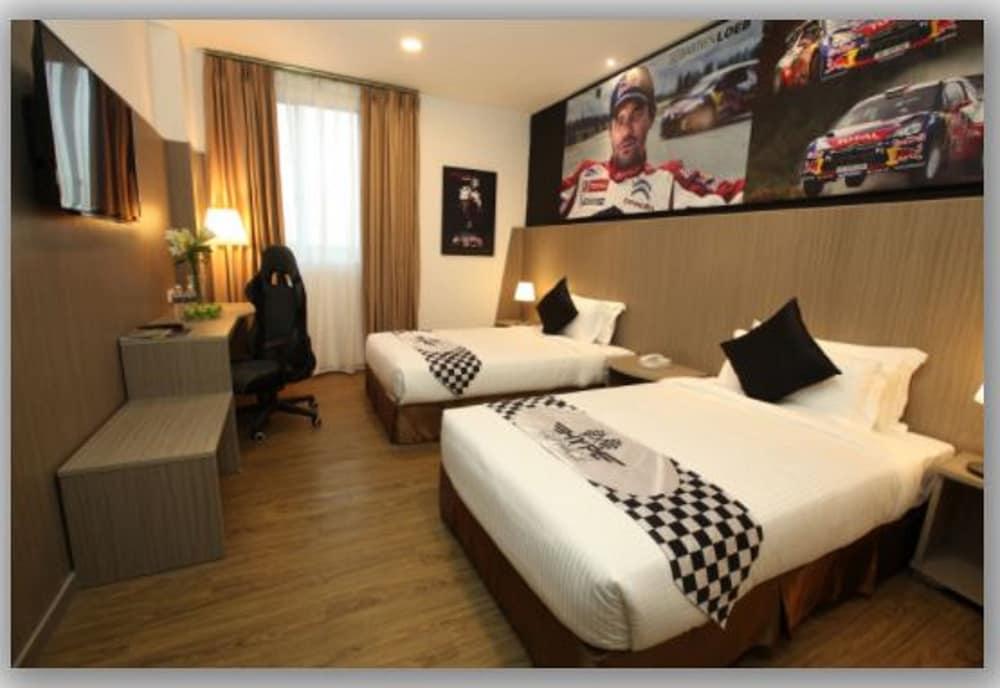 Hype Motorsport Hotel Nilai Buitenkant foto