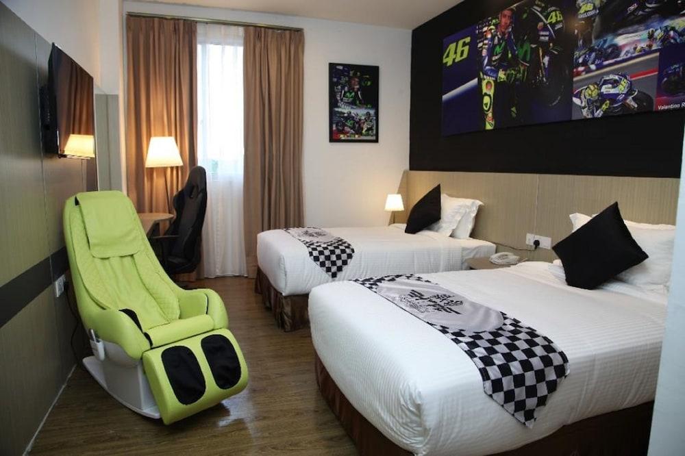 Hype Motorsport Hotel Nilai Buitenkant foto