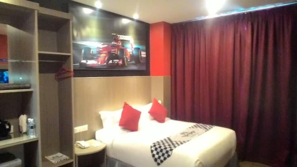 Hype Motorsport Hotel Nilai Buitenkant foto