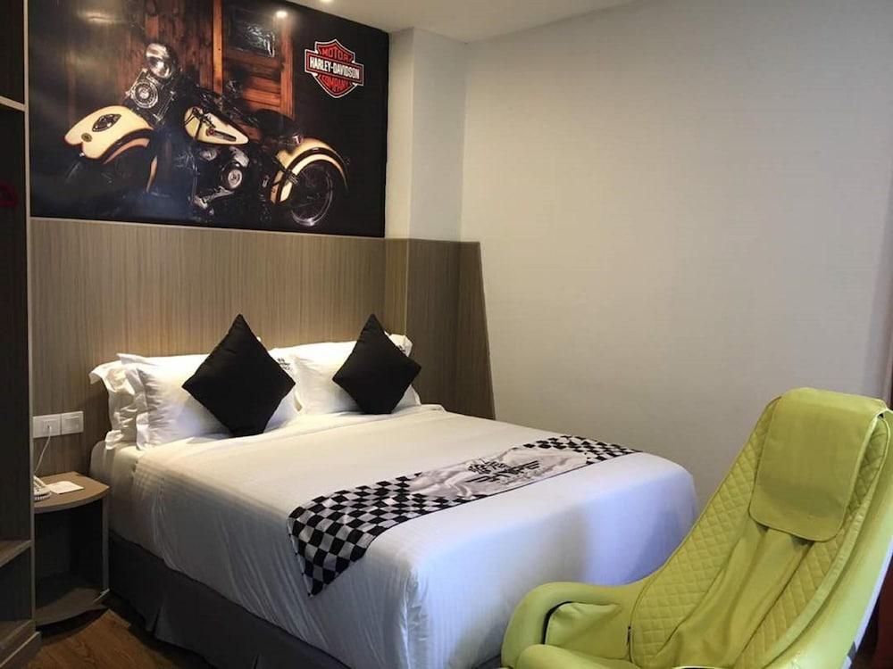 Hype Motorsport Hotel Nilai Buitenkant foto