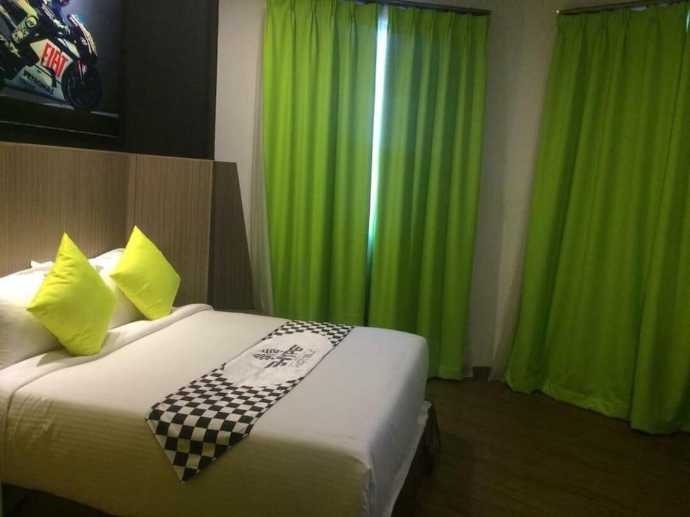 Hype Motorsport Hotel Nilai Buitenkant foto