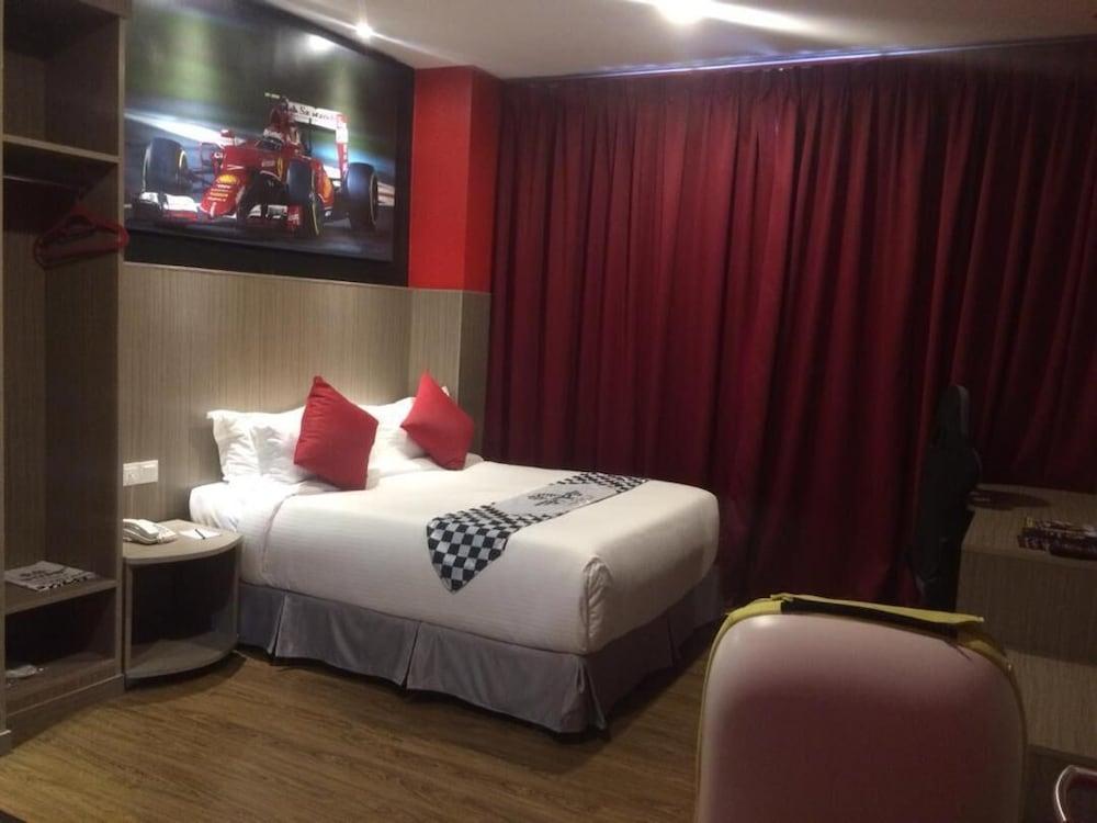 Hype Motorsport Hotel Nilai Buitenkant foto