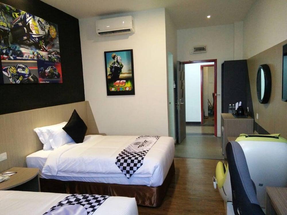 Hype Motorsport Hotel Nilai Buitenkant foto