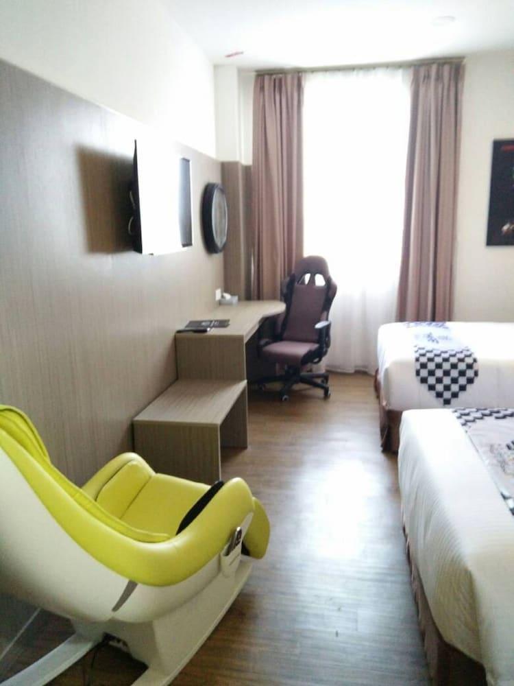 Hype Motorsport Hotel Nilai Buitenkant foto