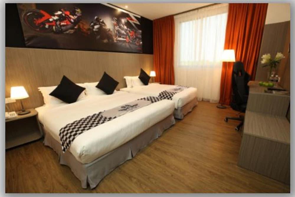 Hype Motorsport Hotel Nilai Buitenkant foto