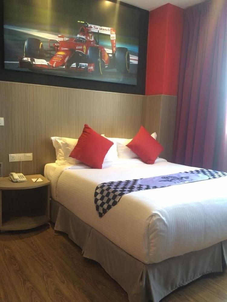 Hype Motorsport Hotel Nilai Buitenkant foto