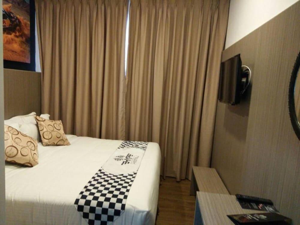 Hype Motorsport Hotel Nilai Buitenkant foto