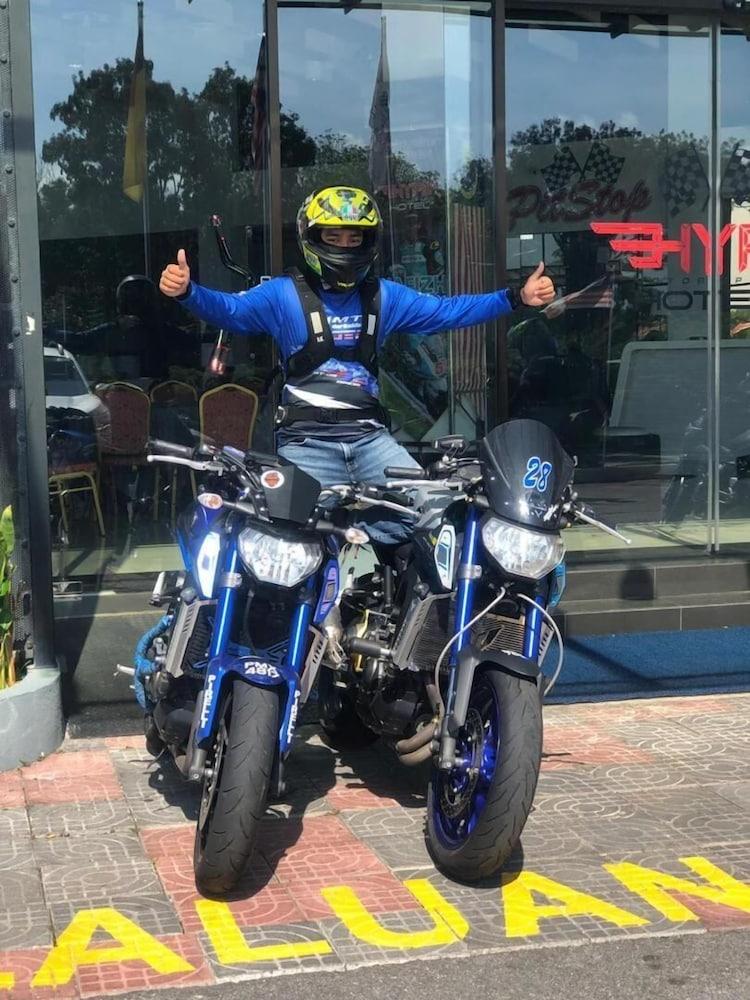 Hype Motorsport Hotel Nilai Buitenkant foto