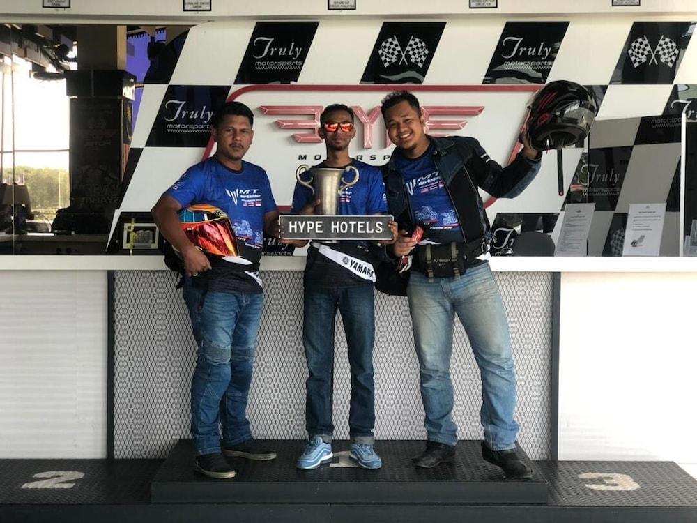 Hype Motorsport Hotel Nilai Buitenkant foto