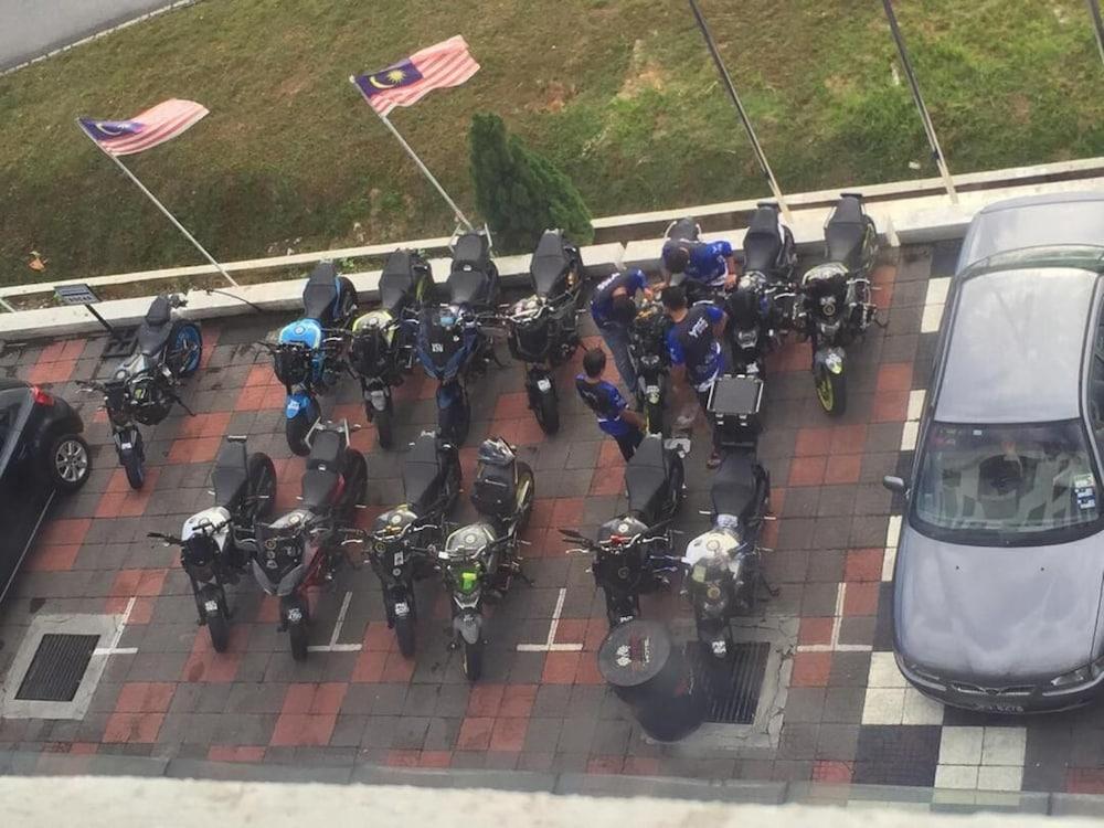 Hype Motorsport Hotel Nilai Buitenkant foto
