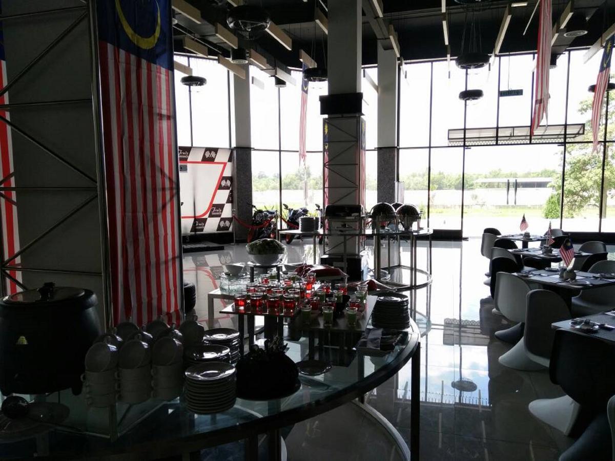 Hype Motorsport Hotel Nilai Buitenkant foto