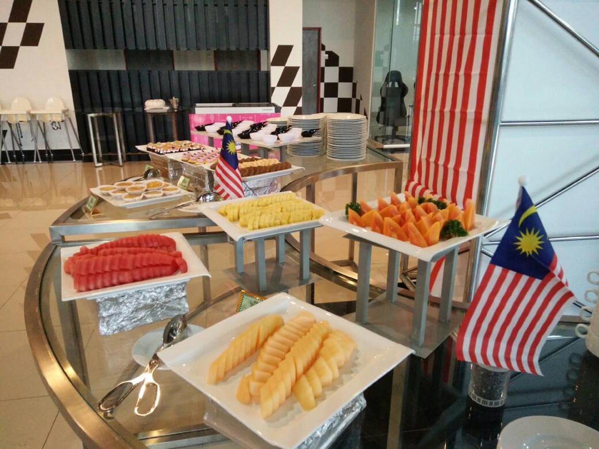 Hype Motorsport Hotel Nilai Buitenkant foto