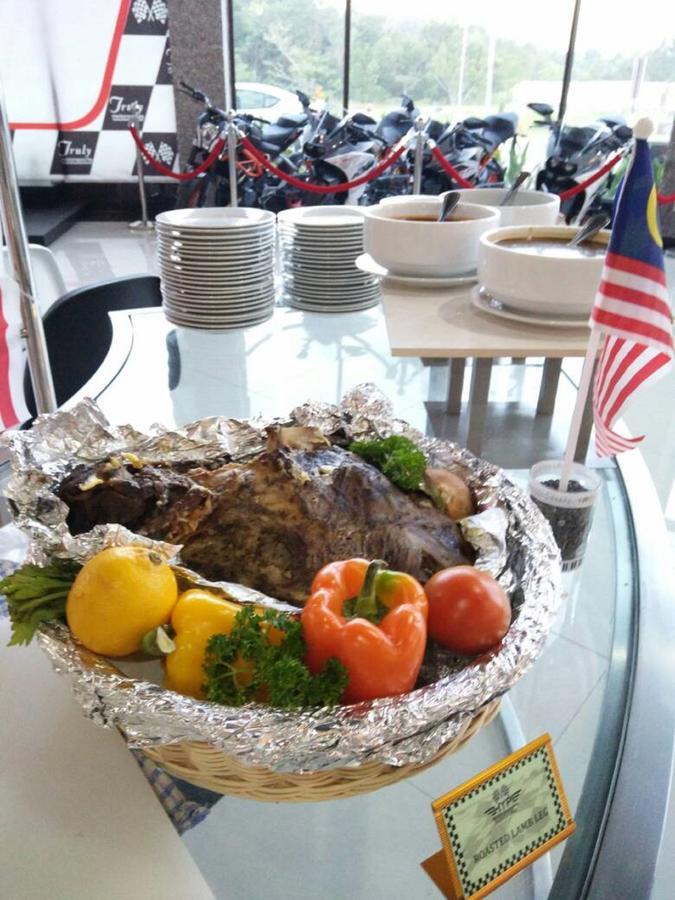 Hype Motorsport Hotel Nilai Buitenkant foto