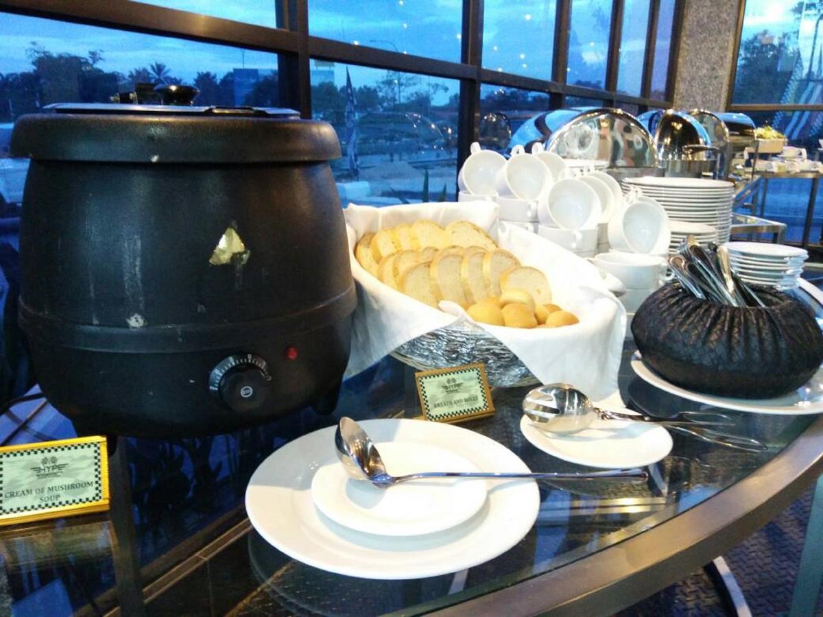Hype Motorsport Hotel Nilai Buitenkant foto