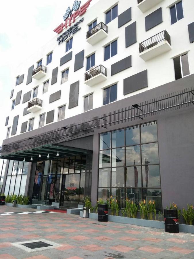 Hype Motorsport Hotel Nilai Buitenkant foto